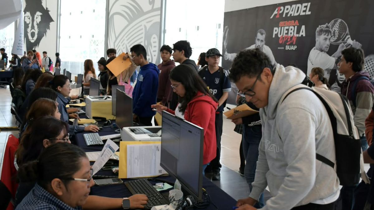 Aspirantes de nuevo ingreso completan su trámite en la Arena BUAP para iniciar el ciclo escolar este 19 de agosto