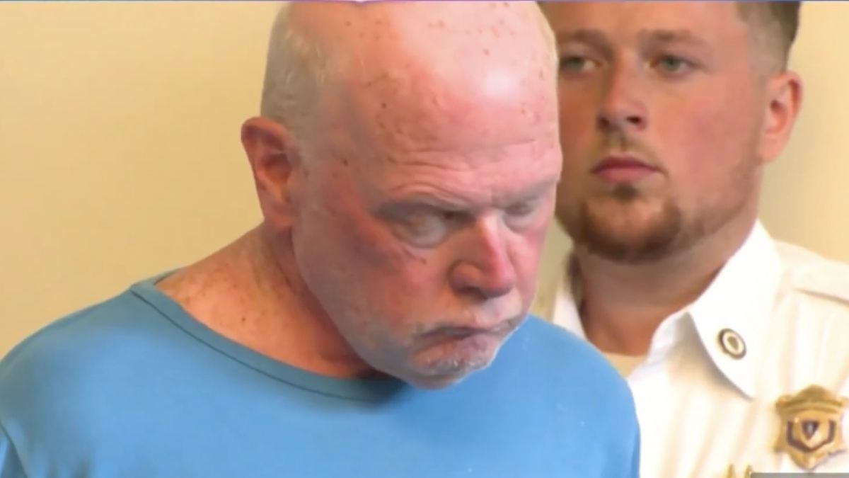 Durante su audiencia en el Tribunal Municipal de Boston, Sullivan se declaró no culpable del cargo de fotografiar partes íntimas de un menor.