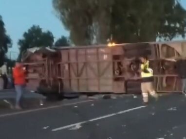 Un autobús de pasajeros volcó sobre la autopista México-Pachuca en dirección a Ciudad de México. | Redes sociales