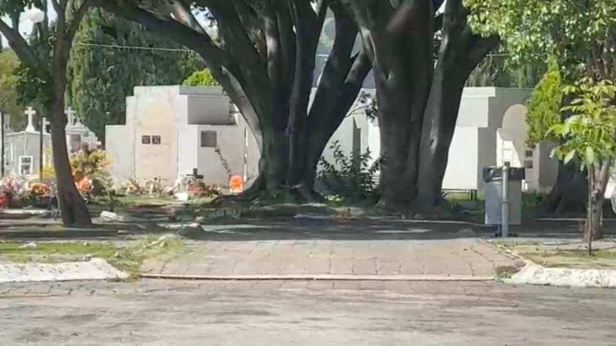 Bomberos y paramédicos trabajaron coordinadamente en el Panteón de Mezquitán para extraer a un hombre que cayó accidentalmente en una cripta