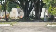 Bomberos y paramédicos trabajaron coordinadamente en el Panteón de Mezquitán para extraer a un hombre que cayó accidentalmente en una cripta