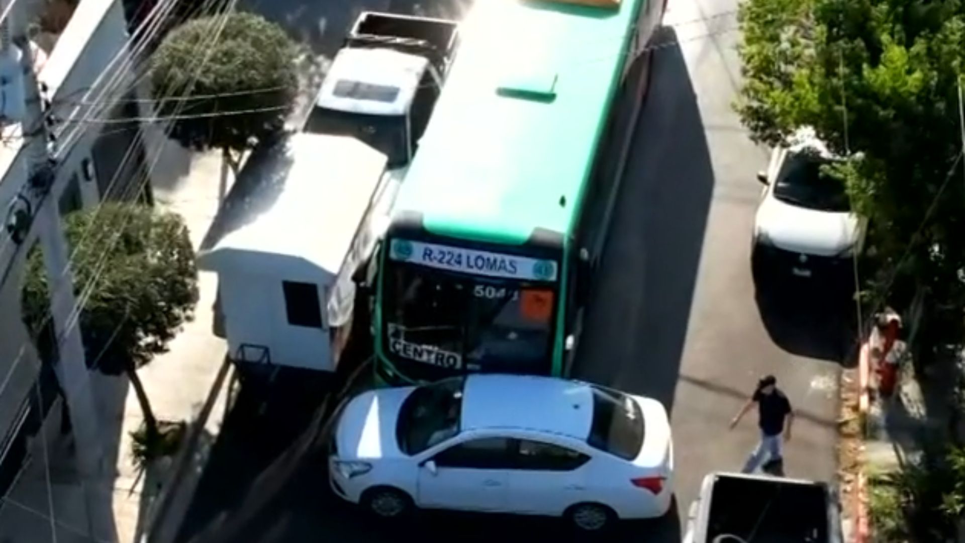 Camión urbano choca contra auto y causa tráfico en Nuevo Repueblo