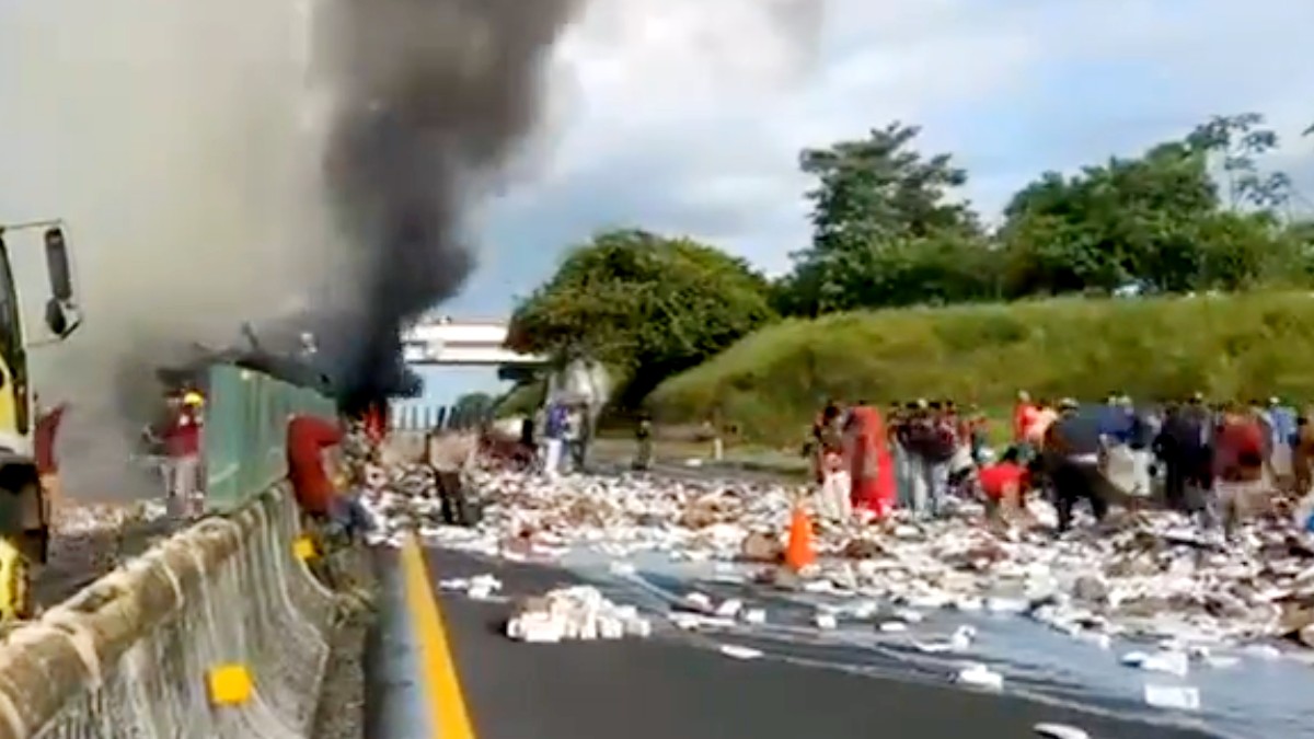 La carretera permaneció cerrada en ambos sentidos, provocando una larga fila de unidades / Fluvio César Martínez