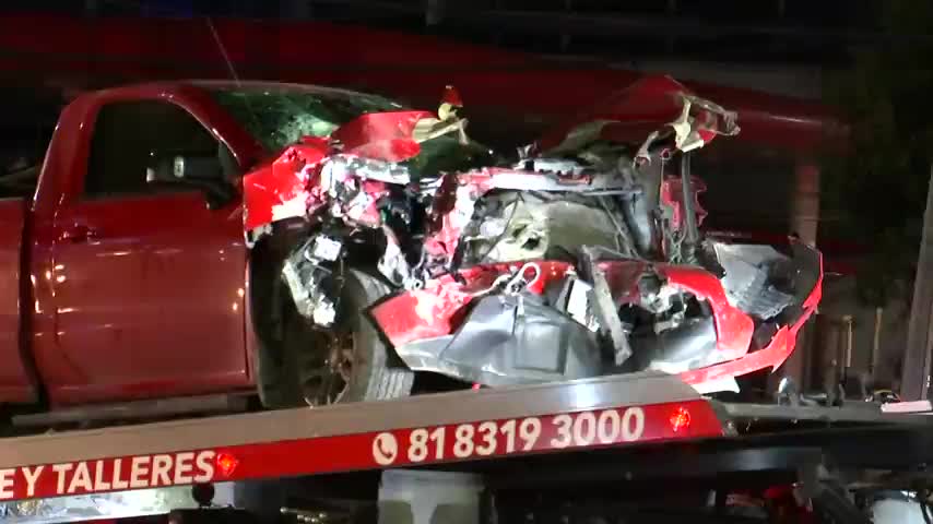 Choque entre camioneta y camión de servicios públicos deja un lesionado en Monterrey