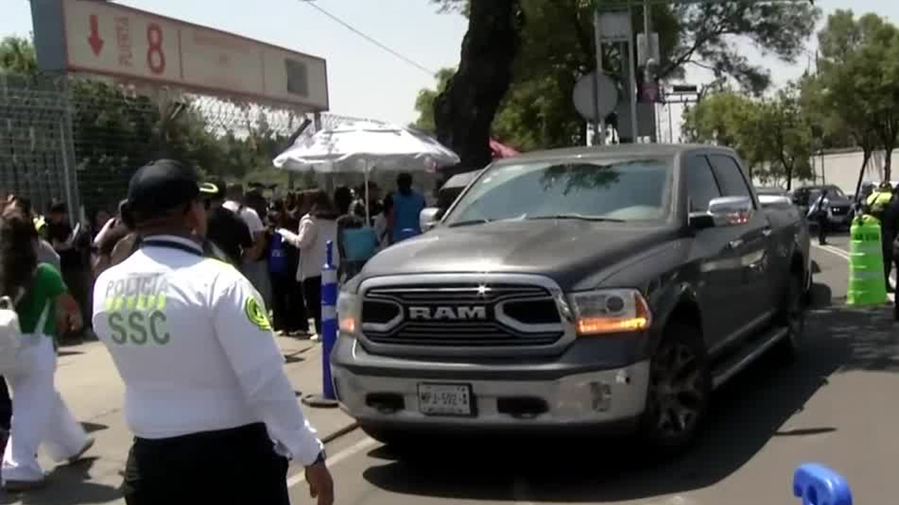 Despliegan operativo vial durante examen de control de la UNAM en el Palacio de los Deportes