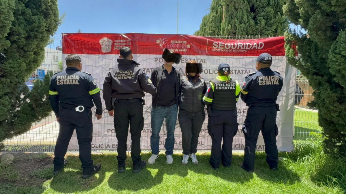 Detienen a pareja en Metepec por presunto robo a óptica; intentaron sobornar a policías para huir. | Policía Metepec