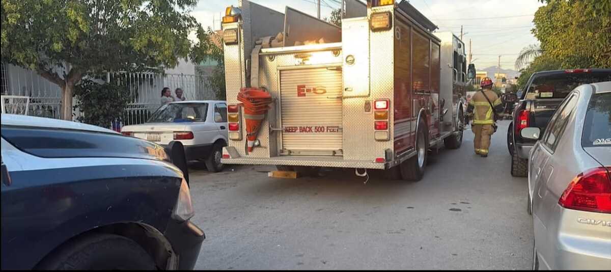 Elementos de Bomberos ingresan al domicilio para controlar el fuego y localizar al lesionado.
