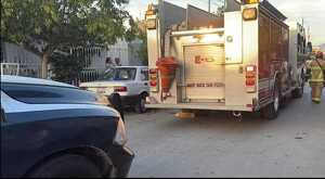 Elementos de Bomberos ingresan al domicilio para controlar el fuego y localizar al lesionado.