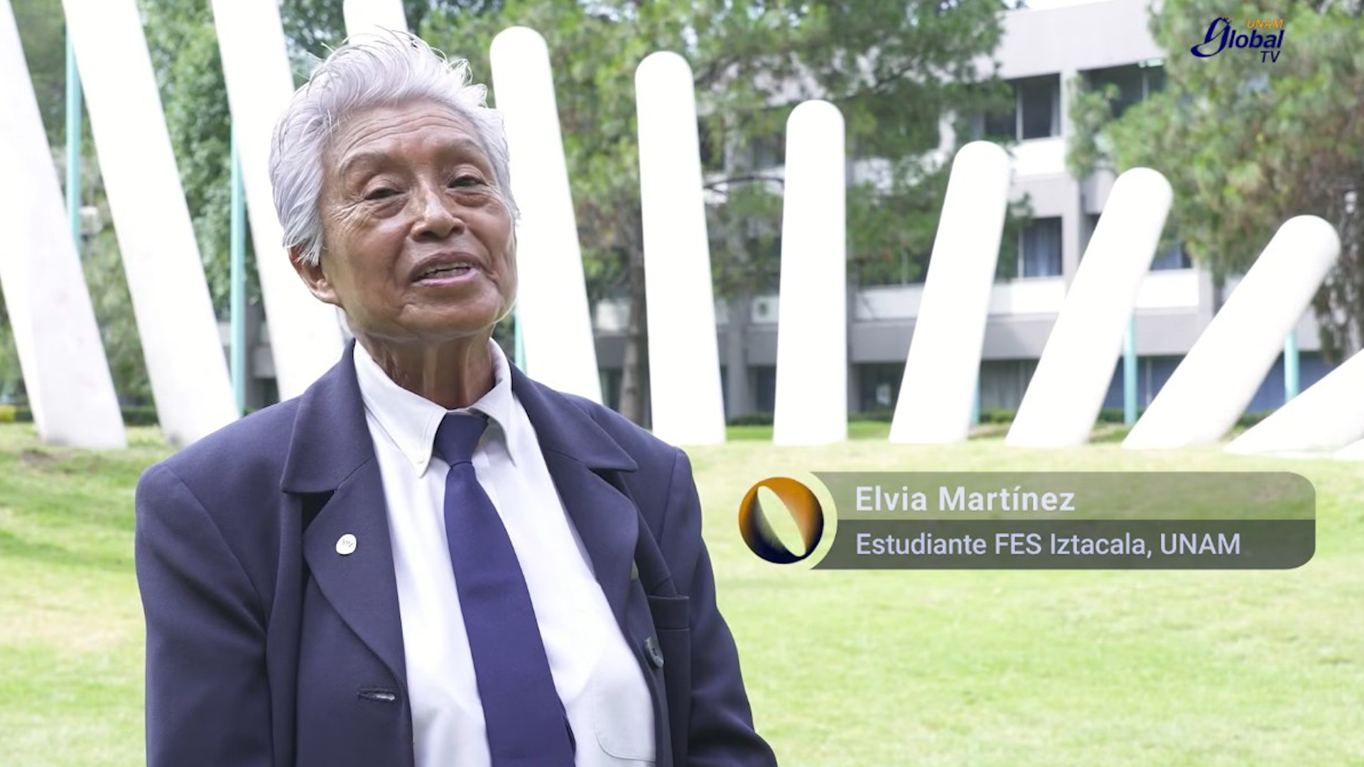 Elvia se gradúa de Psicología en la UNAM a los 71 años y va por la maestría