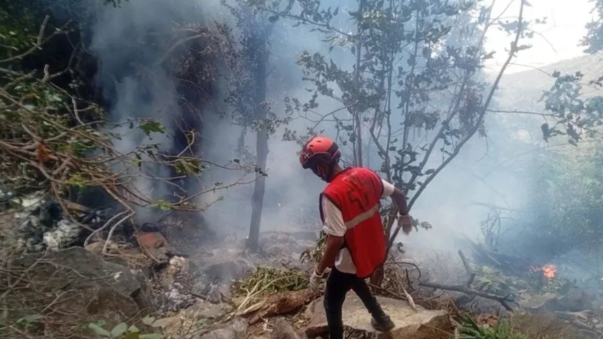 Equipos de emergencia trabajan en el escarpado monte Ololokwe, Kenia, para acceder al Eurocopter EC130 B4 accidentado.