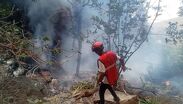 Equipos de emergencia trabajan en el escarpado monte Ololokwe, Kenia, para acceder al Eurocopter EC130 B4 accidentado.