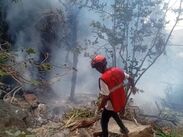 Equipos de emergencia trabajan en el escarpado monte Ololokwe, Kenia, para acceder al Eurocopter EC130 B4 accidentado.