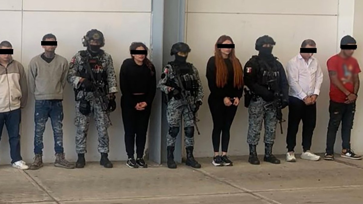 Hija y pareja de 'El Tío Lako', jefe del CJNG, ingresan a las oficinas de la FEMDO.