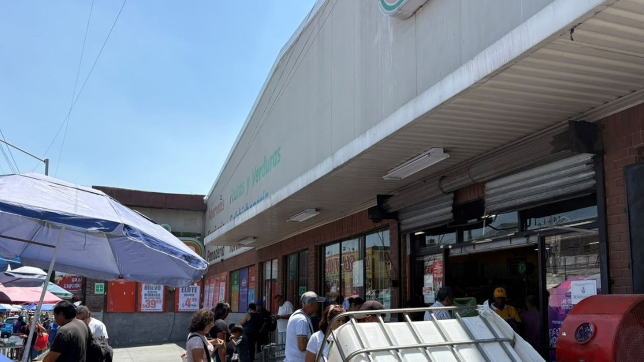 Hombre en presunto estado de ebriedad golpea a guardia en tienda del centro de Monterrey