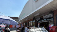 Hombre en presunto estado de ebriedad golpea a guardia en tienda del centro de Monterrey