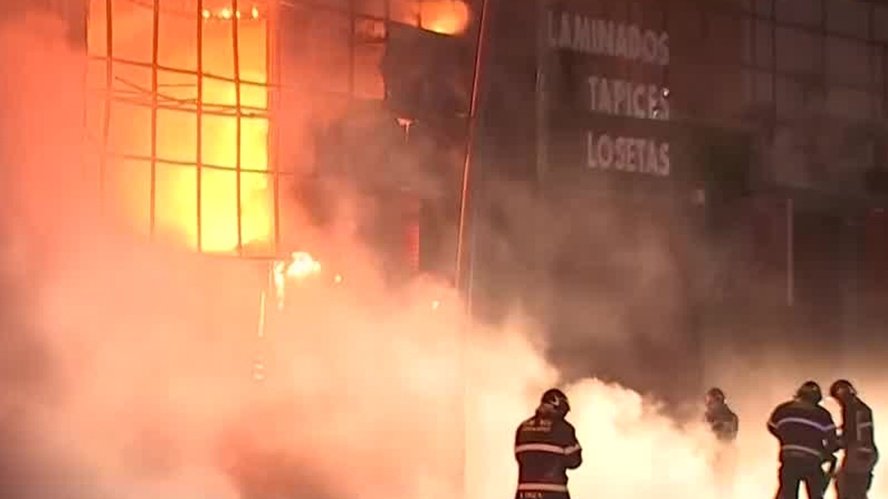 Incendio consume bodega en el Centro de la CdMx; evacúan a 50 personas