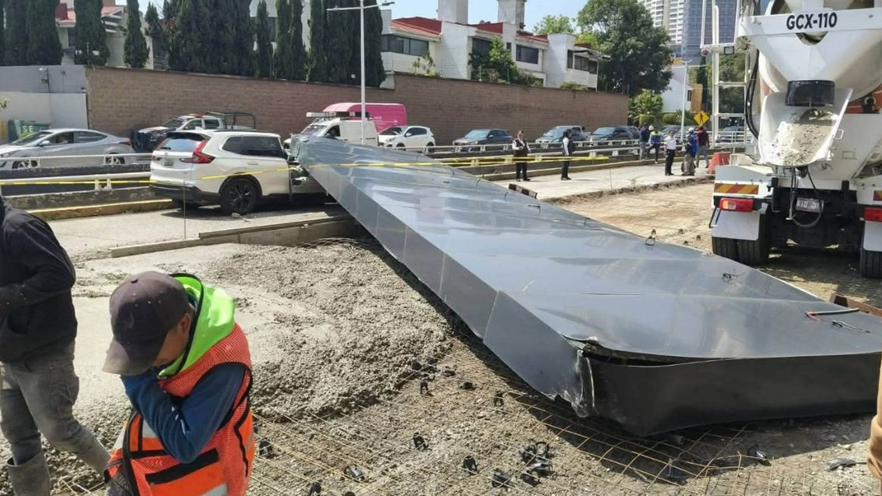 Investigan caída de estructura publicitaria sobre camioneta en Huixquilucan