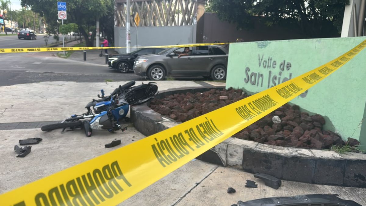 Motociclistas salen proyectados tras impactarse contra un automóvil en Zapopan | Luis Pedraza