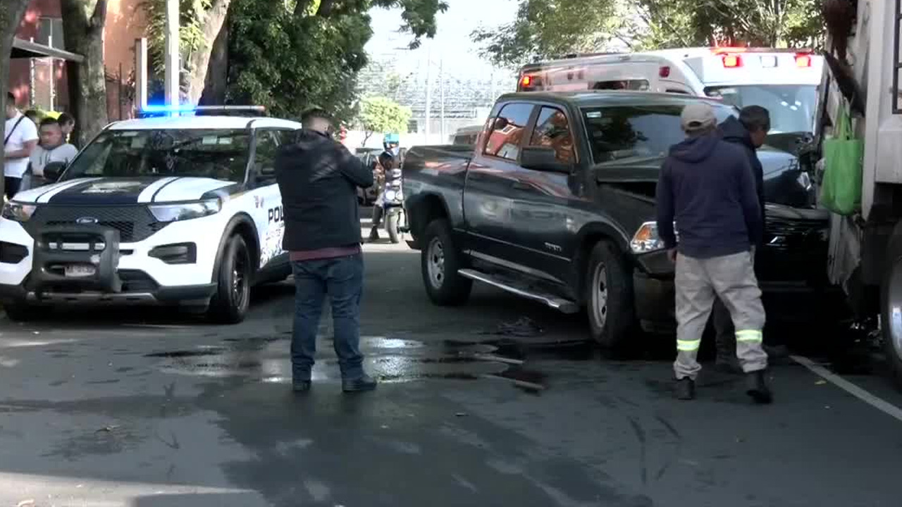Dos policías resultan lesionados tras choque con camión recolector de basura en Coyoacán