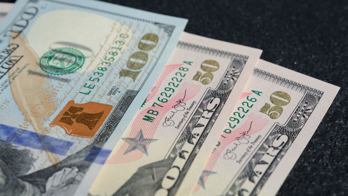 El precio del dólar puede variar conforme pasa el día. | Magnific