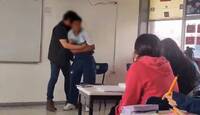 Los videos en donde se muestran al docente teniendo acciones inapropiadas con sus alumnos fue difundido en redes sociales | Cortesía