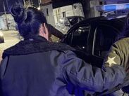 La agresora salió sorpresivamente del interior de un ropero tras una discusión y posteriormente fue a la cocina por dos cuchillos.