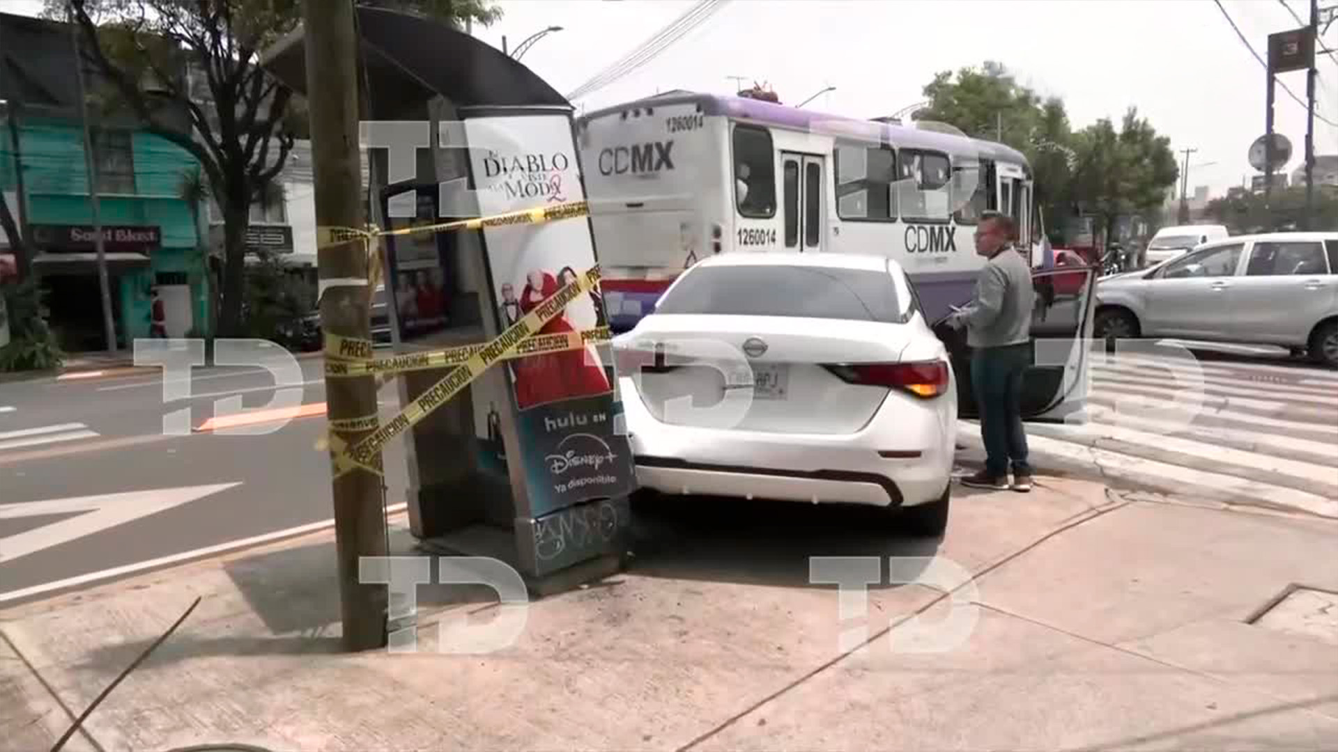 Auto invade carril confinado en Eje 3 Sur y termina sobre la banqueta en la colonia Algarín
