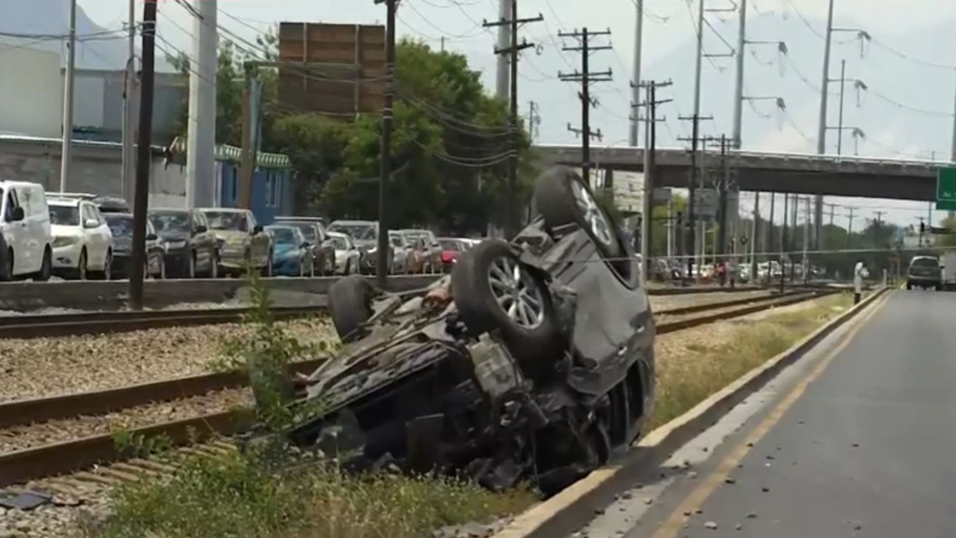 Camioneta intenta ganarle el paso al tren y termina volcada en San Nicolás