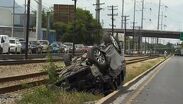 Camioneta intenta ganarle el paso al tren y termina volcada en San Nicolás