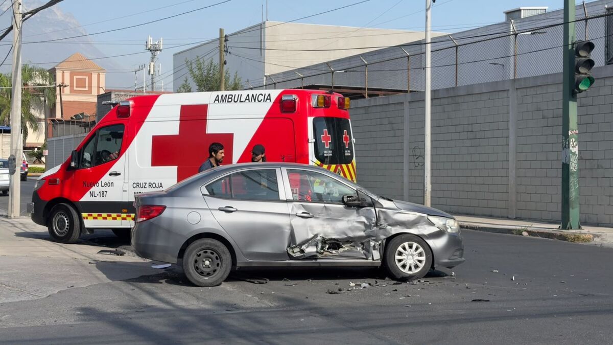 Conductor habría pasado luz roja y provoca accidente
