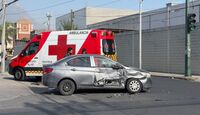Conductor habría pasado luz roja y provoca accidente