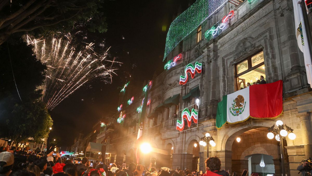 El primer cuadro de la capital poblana, ya decorado con adornos luminosos patrios, será el escenario principal de las celebraciones de septiembre