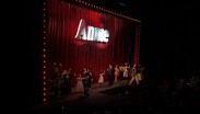 El musical cuenta con una excelente escenografía además de orquesta en vivo