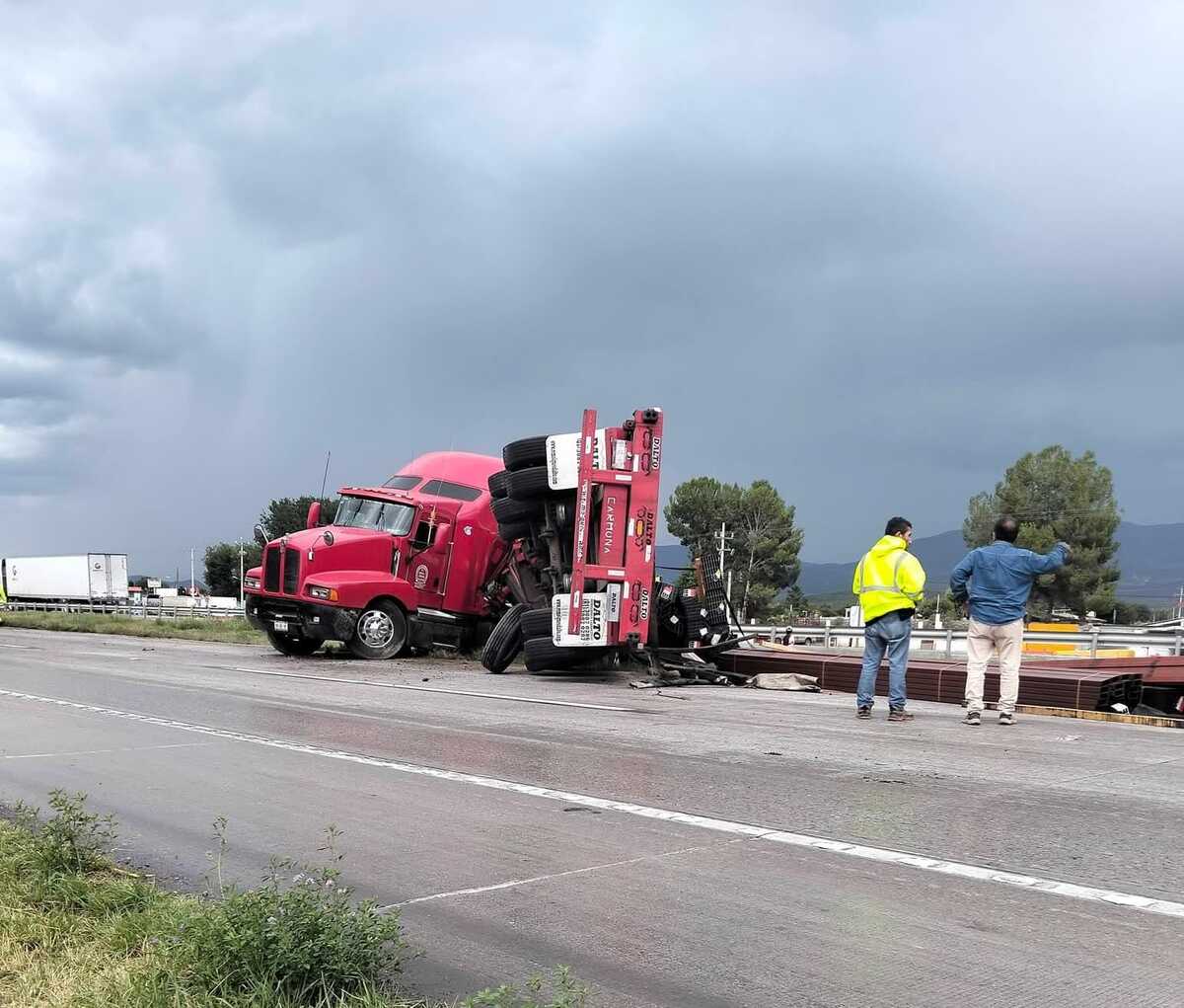 Elementos de emergencia realizan maniobras de rescate en el sitio del percance.