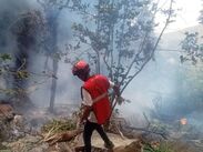 Equipos de emergencia trabajan en el escarpado monte Ololokwe, Kenia, para acceder al Eurocopter EC130 B4 accidentado.
