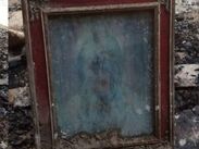 A pesar de que el fuego calcinó mobiliario, mercancía y el patrimonio familiar, una imagen de la Virgen de Guadalupe quedó milagrosamente intacta.