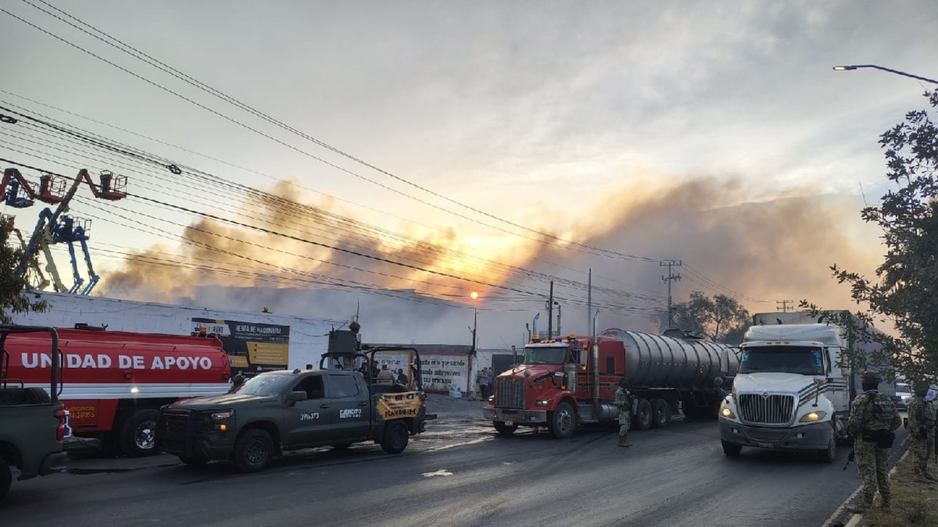 Incendio en negocio de tarimas moviliza a Bomberos en Apodaca