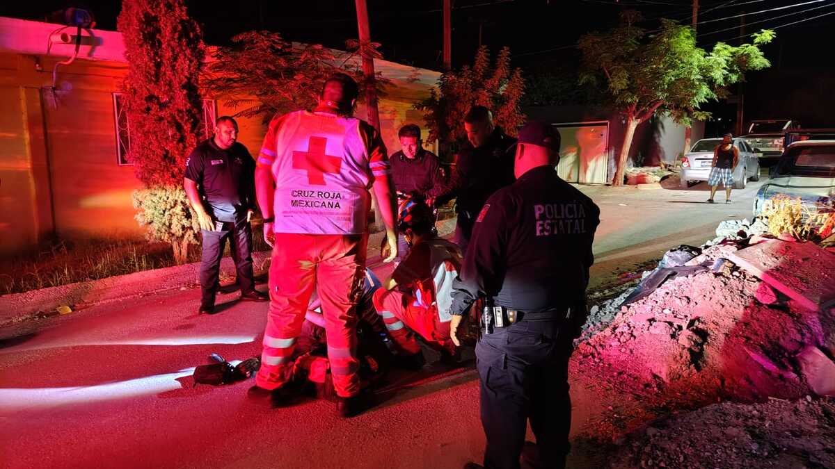 El joven presentó desorientación y heridas graves, requiriendo atención inmediata por parte de los paramédicos de la Cruz Roja.