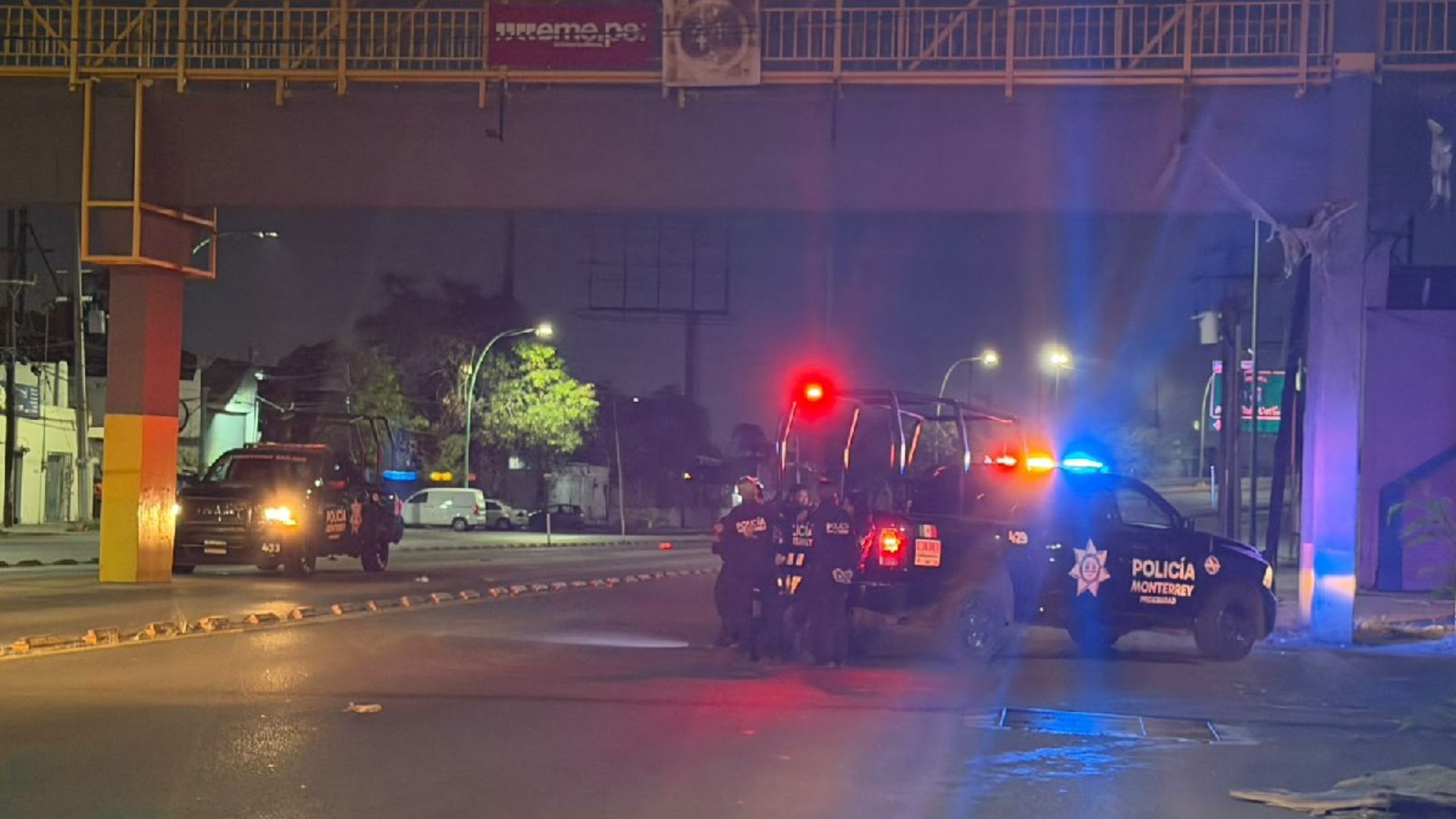 Joven termina hospitalizada tras caer de puente peatonal en Monterrey. TD Vespertino Monterrey, 20 de agosto 2026