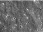 Desde 96 km de altura, el LRO captó vetas en forma de mariposa; el brillo revela rocas profundas expulsadas tras el impacto del cohete Falcon.