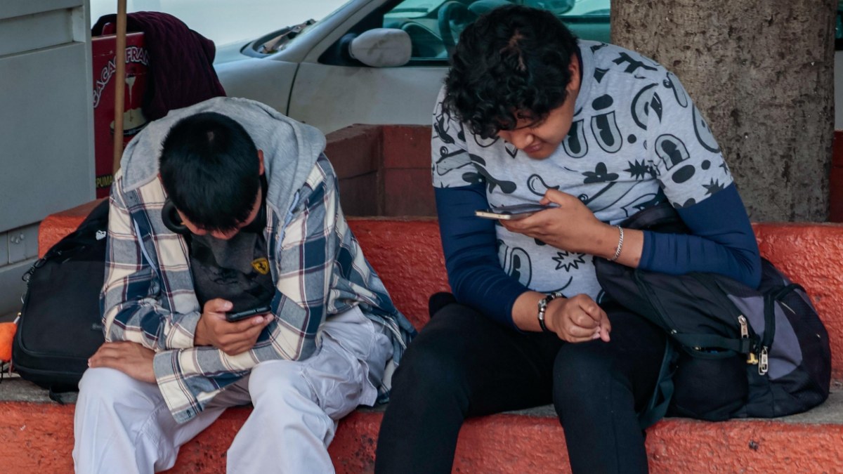 La medida busca evitar exponer a menores a contenidos inapropiados, así como una posible manipulación o acoso / Agencia Es Imagen