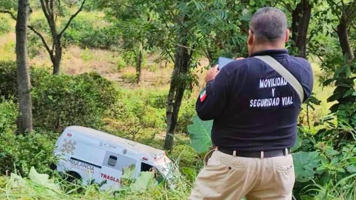 Fue necesario el uso de una grúa para retirar la ambulancia volcada a la altura de una curva de la comunidad de Paso Real / Isabel Zamudio