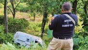 Fue necesario el uso de una grúa para retirar la ambulancia volcada a la altura de una curva de la comunidad de Paso Real / Isabel Zamudio