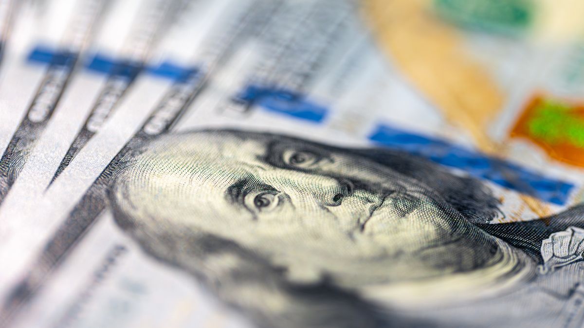 El peso mexicano logra romper la barrera de las 17 unidades por dólar. | Magnific