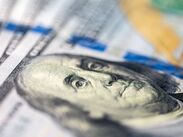 El peso mexicano logra romper la barrera de las 17 unidades por dólar. | Magnific