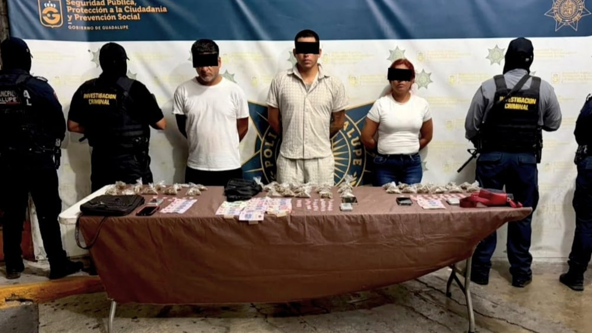 Los policías aseguraron una réplica de arma de fuego y tres básculas digitales