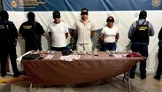 Los policías aseguraron una réplica de arma de fuego y tres básculas digitales
