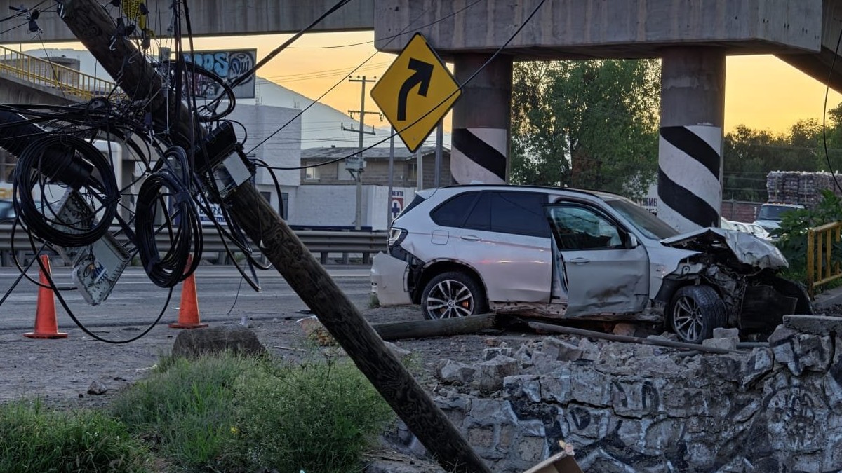 Durante su recorrido, la BMW derribó al menos dos postes, uno de concreto y otro de madera.