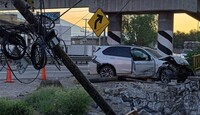 Durante su recorrido, la BMW derribó al menos dos postes, uno de concreto y otro de madera.