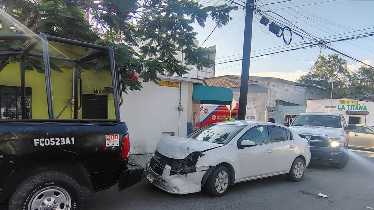 Por no respetar un señalamiento de alto, un automovilista chocó contra una patrulla de Fuerza Civil en la colonia Moderna